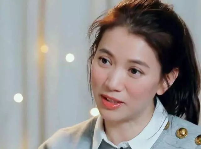 同是素顏,41歲章子怡和47歲袁詠儀差別忒大!網友:像差了個輩分