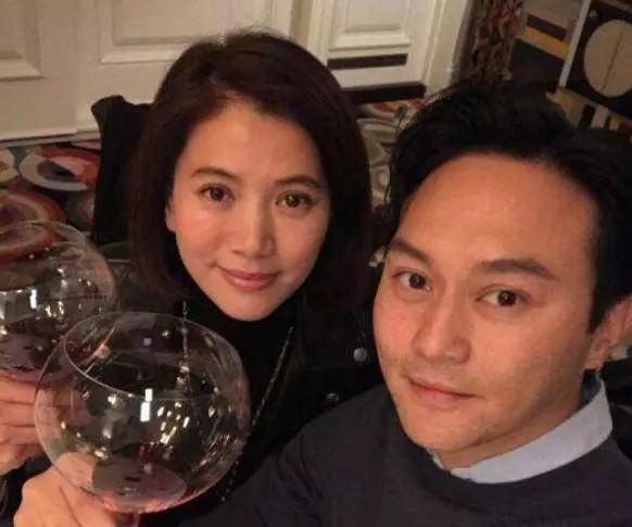 同是素顏,41歲章子怡和47歲袁詠儀差別忒大!網友:像差了個輩分