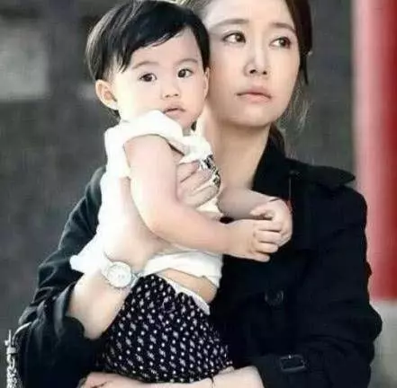 林心如帶女兒出行,簡直就是翻版霍建華,網友:太像了吧