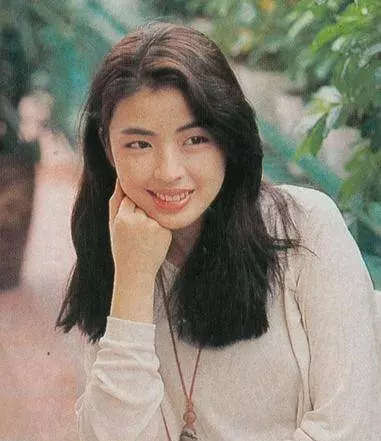 53歲羅美薇美得高貴,強大背景曝光,網友:張學友顯然是高攀了?