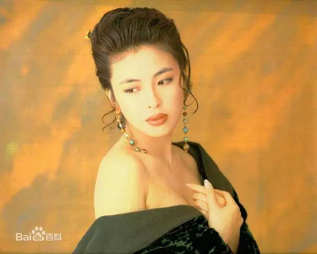 53歲羅美薇美得高貴,強大背景曝光,網友:張學友顯然是高攀了?