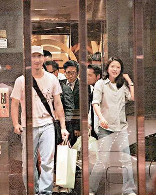 53歲羅美薇美得高貴,強大背景曝光,網友:張學友顯然是高攀了?