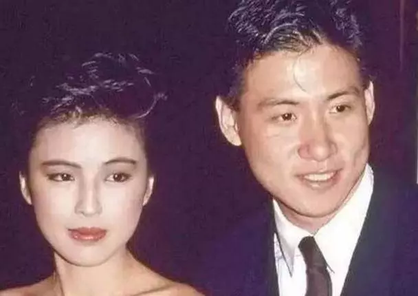 53歲羅美薇美得高貴,強大背景曝光,網友:張學友顯然是高攀了?