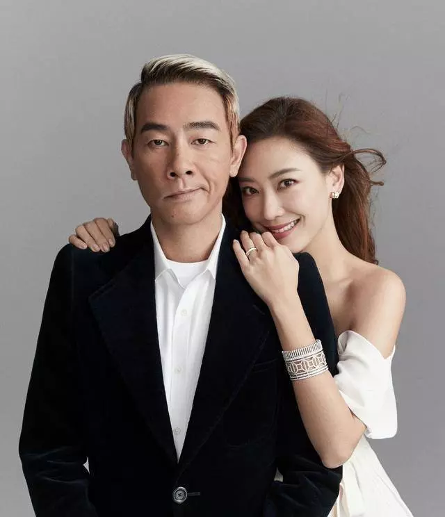 陳小春應采兒結婚9周年重拍婚紗照,這塗鴉式婚紗照有點有趣