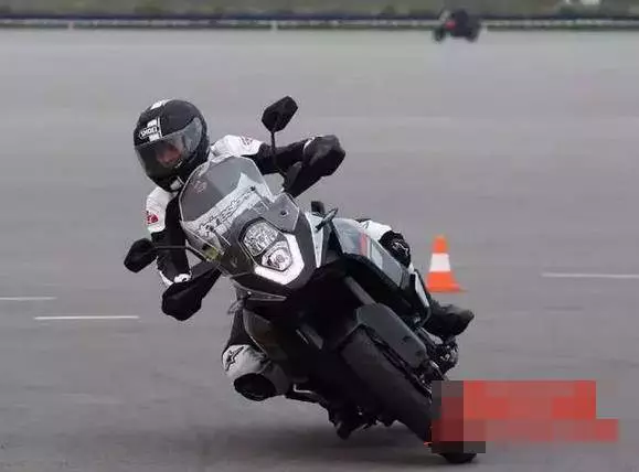 劫匪劫殺騎士奪車,回家後妻子質問:「為何騎兒子的車回來?」...