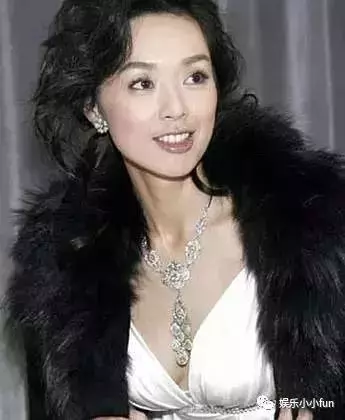 她陪富商睡 ?!一連被爆4個男友,原來都是假清純 ?!