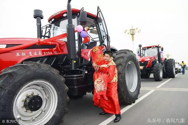 新郎開拖拉機迎親,妹妹逃婚,姐姐代嫁,多年後姐姐開豪車住別墅