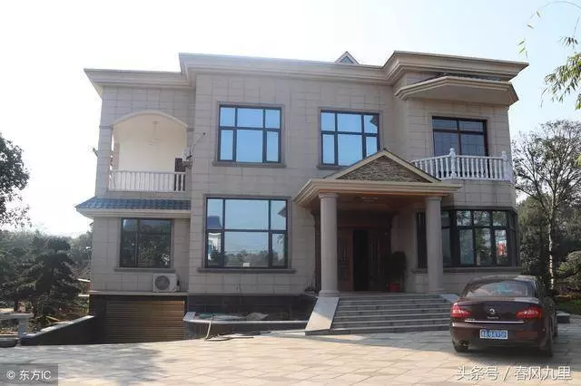 新郎開拖拉機迎親,妹妹逃婚,姐姐代嫁,多年後姐姐開豪車住別墅