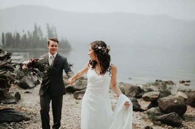 男友,我們分手吧,就沖你媽剛鬧的那一出,我是真不敢和你結婚