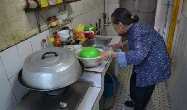 女兒每月給母親三百,給乞丐三千,母親來鬧事,女兒說:這很公平