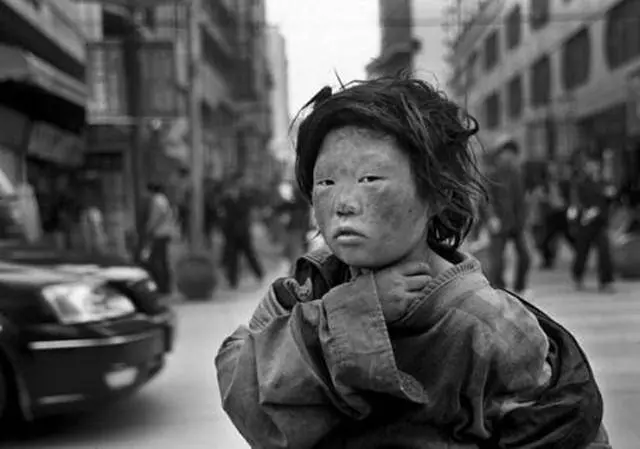女兒每月給母親三百,給乞丐三千,母親來鬧事,女兒說:這很公平