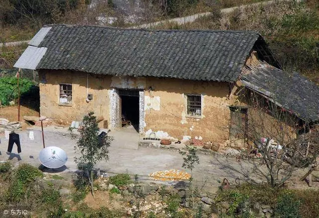 女兒每月給母親三百,給乞丐三千,母親來鬧事,女兒說:這很公平
