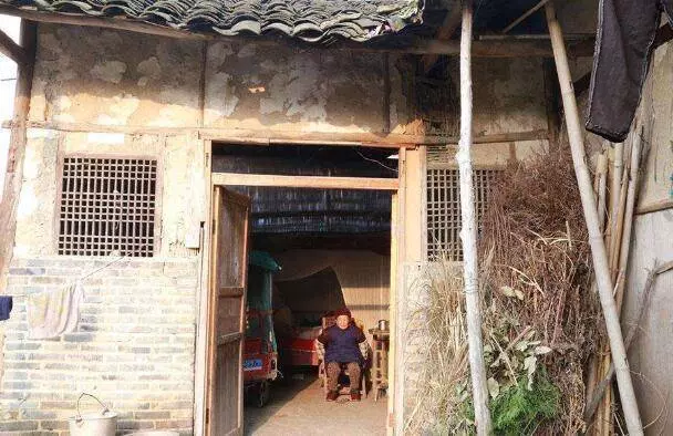 女兒每月給母親三百,給乞丐三千,母親來鬧事,女兒說:這很公平