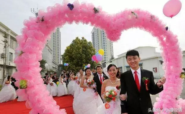 離婚三年,老闆結婚請我們喝喜酒,新娘轉身後,我淚如雨下