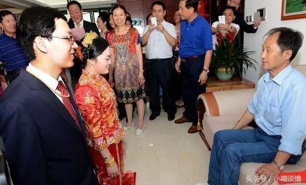 離婚三年,老闆結婚請我們喝喜酒,新娘轉身後,我淚如雨下