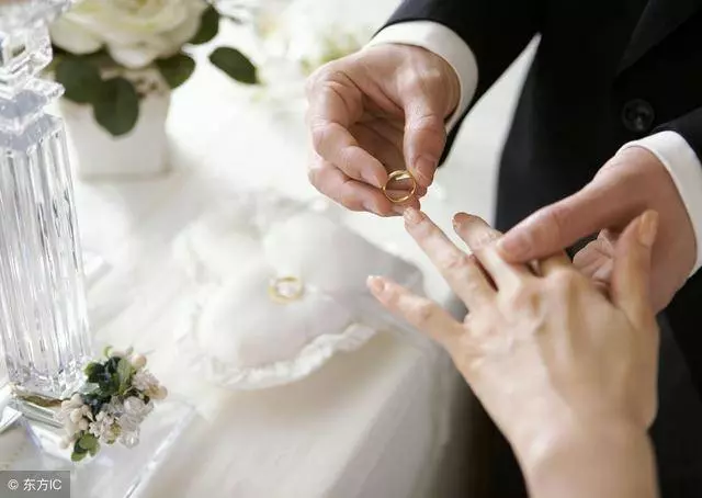 小舅子結婚,我準備兩千紅包,婚禮上看到新娘,我立馬換成兩萬