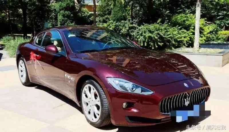 為了父親的病我答應入贅,結婚前接到父親的電話,我給老婆跪下了