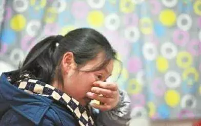 為了父親的病我答應入贅,結婚前接到父親的電話,我給老婆跪下了