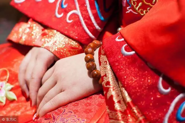 為了父親的病我答應入贅,結婚前接到父親的電話,我給老婆跪下了