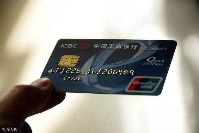 為了父親的病我答應入贅,結婚前接到父親的電話,我給老婆跪下了
