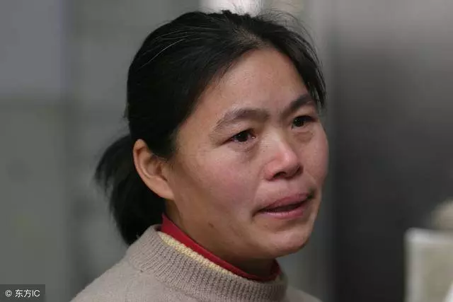 為了父親的病我答應入贅,結婚前接到父親的電話,我給老婆跪下了