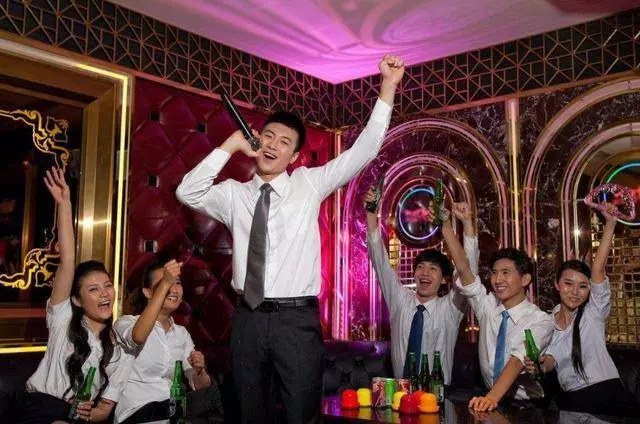 因為意外毀容前夫跟我離了婚,兩年後的相遇,在商場跪著求我復婚
