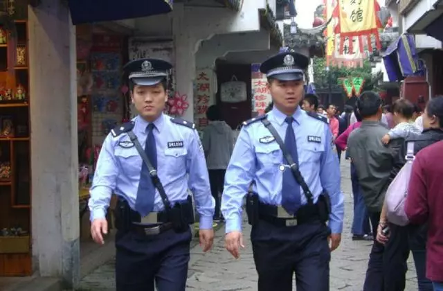 老丈人住院,鄉下親家送一斤心肺,嫌臭送人,護工吃後立馬報警