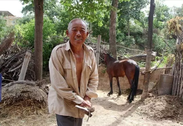 老丈人住院,鄉下親家送一斤心肺,嫌臭送人,護工吃後立馬報警