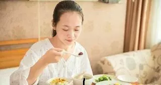 我生了兩個兒子,婆婆兩套房都給小叔子,婆婆哭著找上門,我笑了