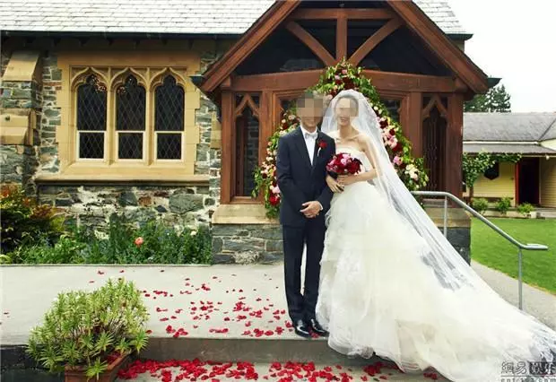 結婚五年了,婆婆整天讓我吃剩飯,搬家時她給我一張卡,我感動了