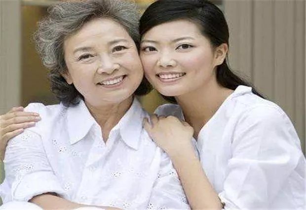 結婚五年了,婆婆整天讓我吃剩飯,搬家時她給我一張卡,我感動了