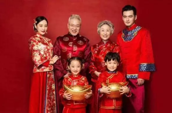 上門拜見公婆,無意中翻開相冊,小侄女童言無忌說一話,我分手了