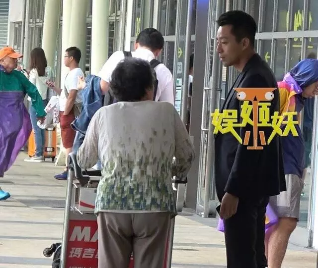 汪小菲機場遭老婦人問路,他的一個「貼心舉動」讓網友讚爆:大S嫁對人了!