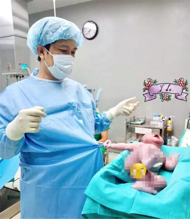 剛出生幾秒鐘的嬰兒拉住醫生手術服不撒手,照片發布後萌翻網友:瞧這暴脾氣