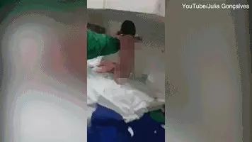 剛出生幾秒鐘的嬰兒拉住醫生手術服不撒手,照片發布後萌翻網友:瞧這暴脾氣