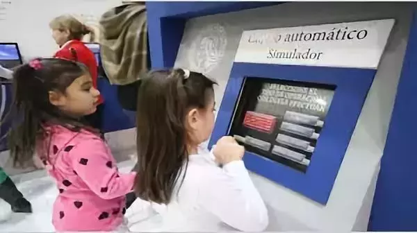 被老師罵瘋子,7歲男孩開「垃圾」銀行,自己當銀行行長,竟有2000人爭相存錢!