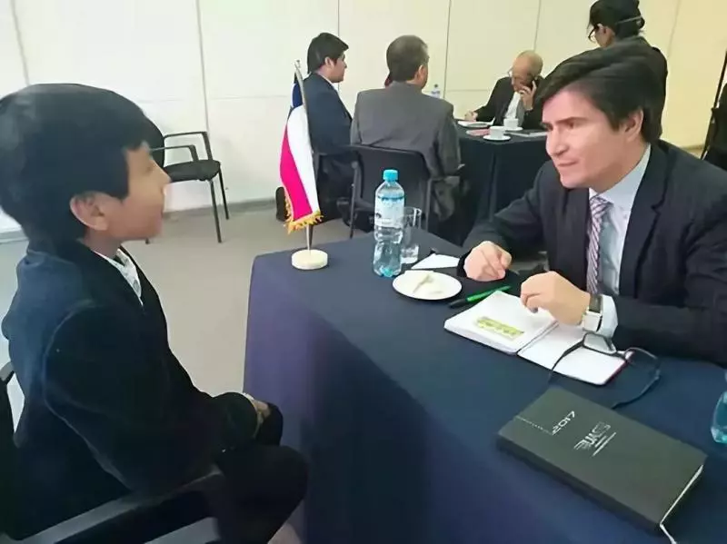 被老師罵瘋子,7歲男孩開「垃圾」銀行,自己當銀行行長,竟有2000人爭相存錢!