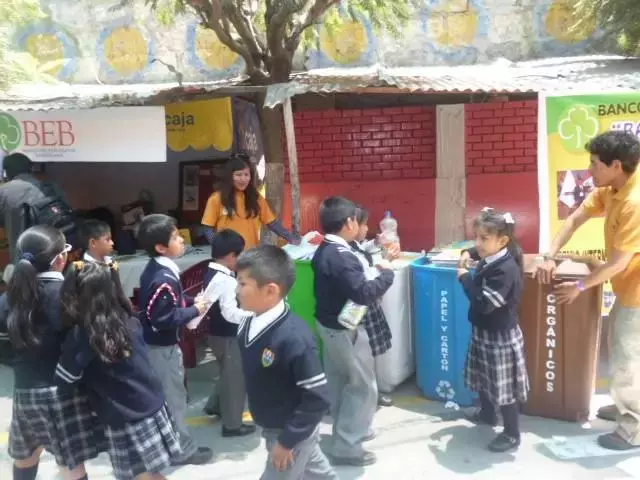 被老師罵瘋子,7歲男孩開「垃圾」銀行,自己當銀行行長,竟有2000人爭相存錢!