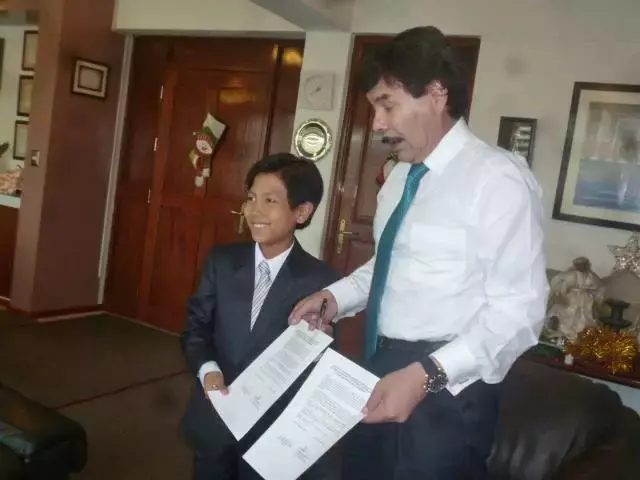 被老師罵瘋子,7歲男孩開「垃圾」銀行,自己當銀行行長,竟有2000人爭相存錢!
