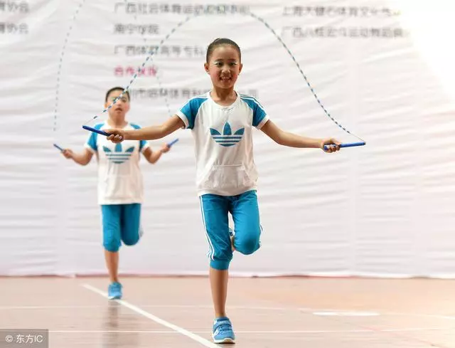 這個動作做十分鐘,等於跑步半小時,最簡單易學的大眾健身法!