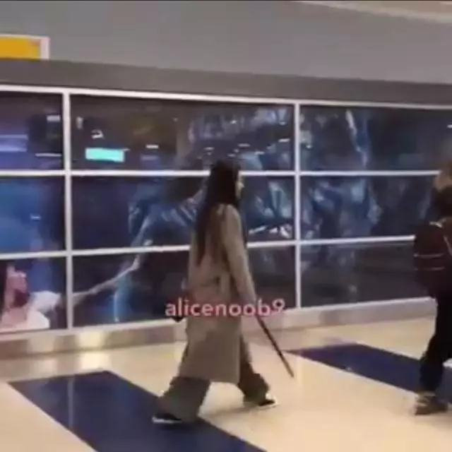韓女團隊長總是拿著藍色的棒子?原因就是這麼單純和明顯!