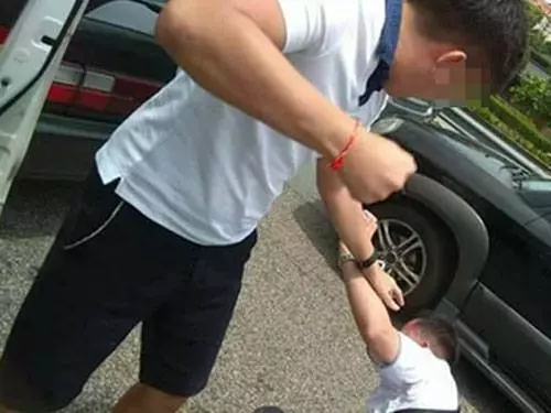 路霸打人後擔心永久居民證 (PR) 被褫奪, 火爆插隊男在警局求原諒 ...