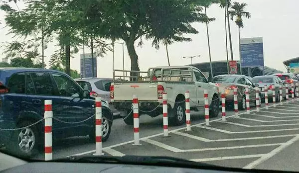 【馬勞留意】今天起開車出入境新加坡,須下車做指紋認證, 關卡出現車龍 !