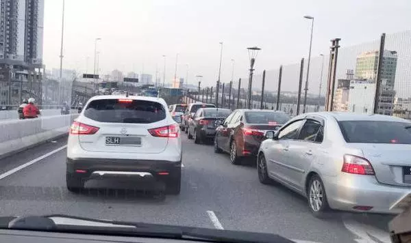 【馬勞留意】今天起開車出入境新加坡,須下車做指紋認證, 關卡出現車龍 !