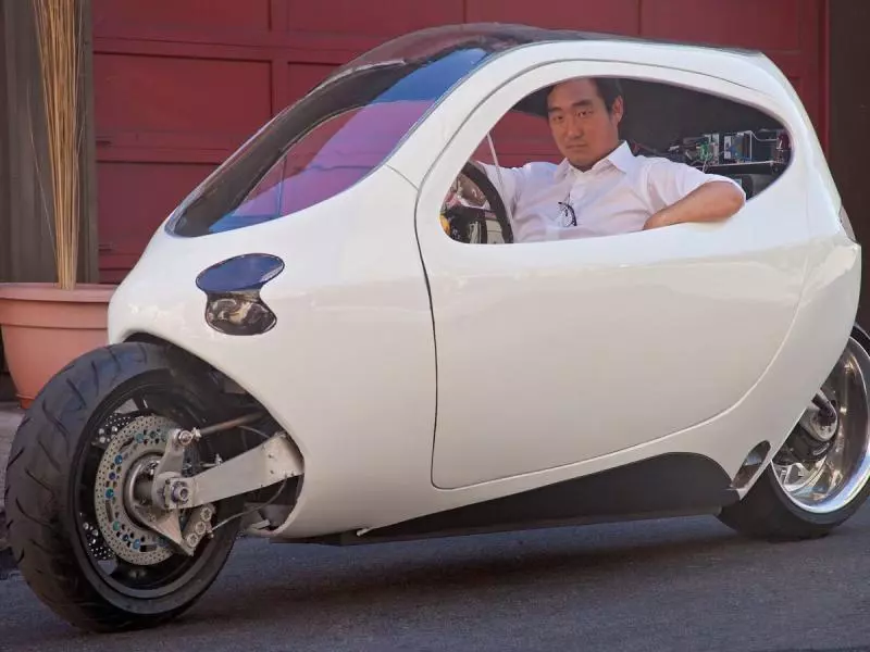 休旅車也撞不倒它 「不倒翁電動機車」強大到足以KO汽車
