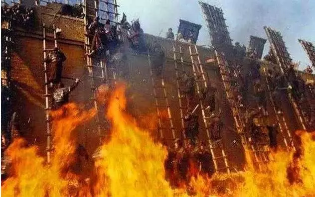 古代攻城戰最難打!守城士兵為啥「不直接推倒梯子」...士兵:誰推誰就是傻子