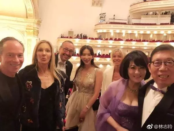 台灣女神「林志玲」深V禮服貼心彎腰合照超級養眼‼ 裸膚色禮服+雪白肌膚,網友:仙氣滿滿的志玲姐姐!