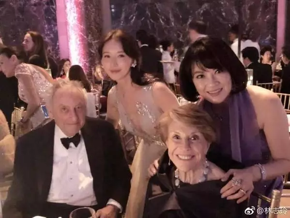 台灣女神「林志玲」深V禮服貼心彎腰合照超級養眼‼ 裸膚色禮服+雪白肌膚,網友:仙氣滿滿的志玲姐姐!
