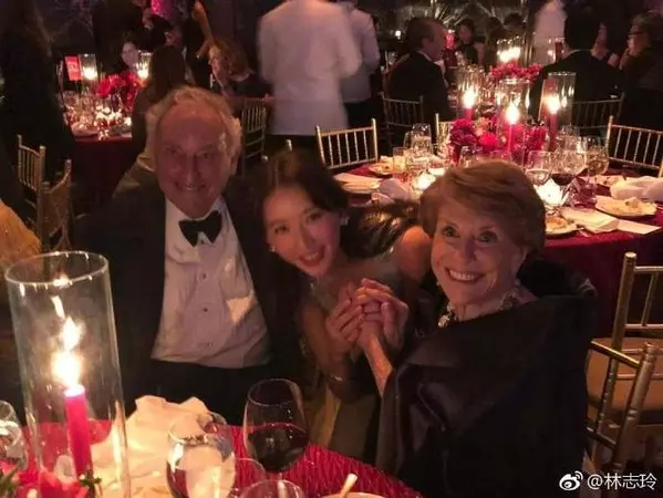 台灣女神「林志玲」深V禮服貼心彎腰合照超級養眼‼ 裸膚色禮服+雪白肌膚,網友:仙氣滿滿的志玲姐姐!
