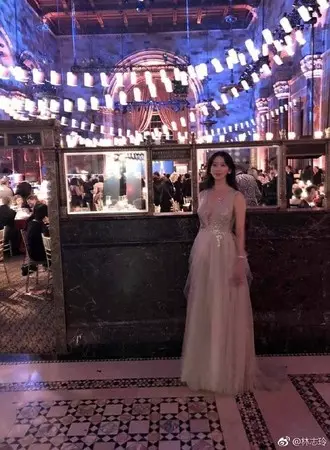 台灣女神「林志玲」深V禮服貼心彎腰合照超級養眼‼ 裸膚色禮服+雪白肌膚,網友:仙氣滿滿的志玲姐姐!